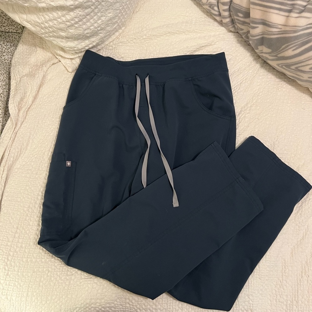 Women’s figs Kade dark harbor scrub pants tall